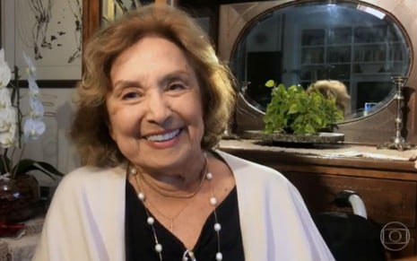 Eva Wilma sorridente em entrevista ao Conversa do Bial, na Globo