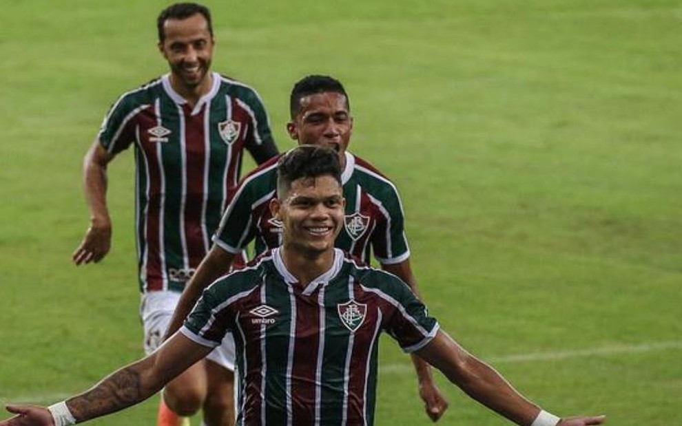 Imagem mostra Evanilson, do Fluminense, em celebração de seu gol contra o Palmeiras