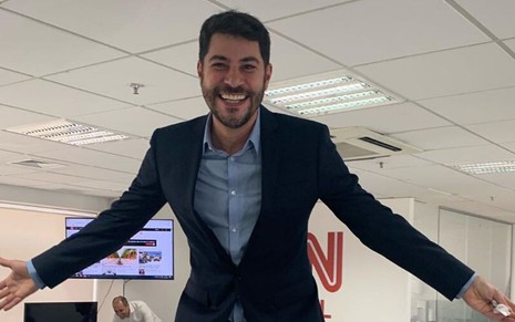 Foto do apresentador Evaristo Costa na redação da sede da CNN Brasil, localizada em São Paulo 