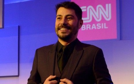Evaristo Costa posa para fotógrafos no evento de lançamento da CNN Brasil, em São Paulo, em 9 de março