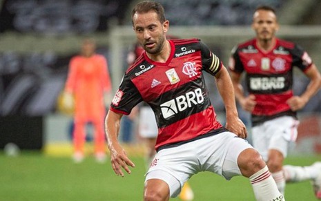 Everton Ribeiro em ação pelo Flamengo em duelo do Campeonato Brasileiro