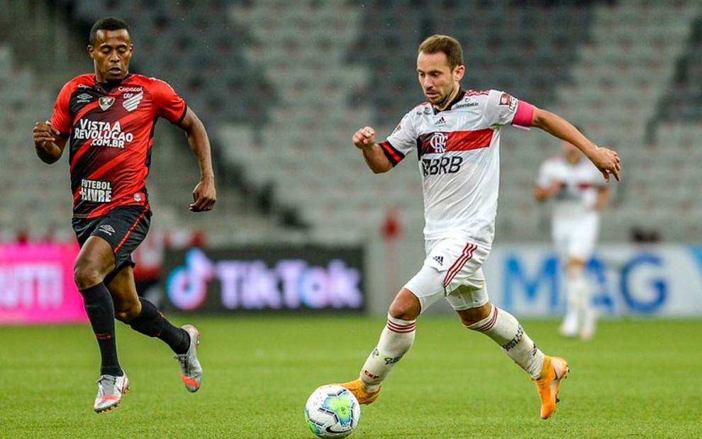 Imagem de Everton Ribeiro em ação pelo Flamengo contra o Athletico-PR