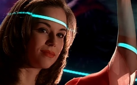 A apresentadora Ana Furtado na abertura da novela Explode Coração (1995), com luz azul passando pelo rosto