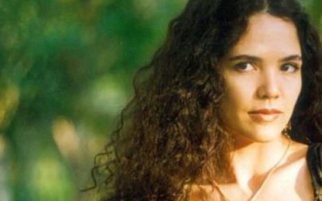 A atriz Tereza Seiblitz caracterizada como a cigana Dara, mocinha da novela Explode Coração (1995)