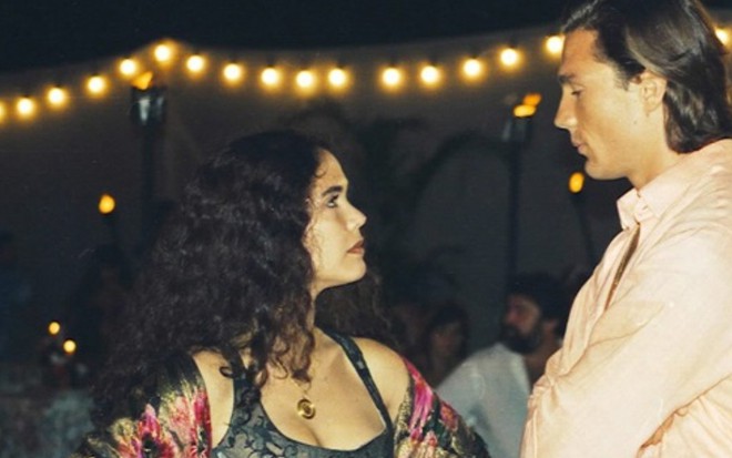 Os atores Tereza Seiblitz e Ricardo Macchi frente a frente, sérios, como Dara e Igor em cena de Explode Coração (1995)