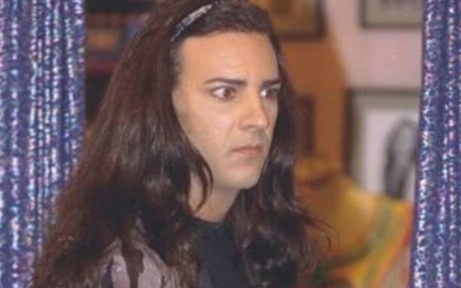 O ator Floriano Peixoto com expressão preocupada em cena como a Sarita de Explode Coração (1995)