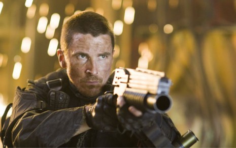Christian Bale aponta arma em cena O Exterminador do Futuro: A Salvação (2009)