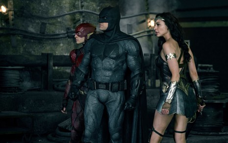 Ezra Miller como Flash, Ben Affleck como Batman e Gal Gadot como Mulher Maravilha em cena do filme Liga da Justiça