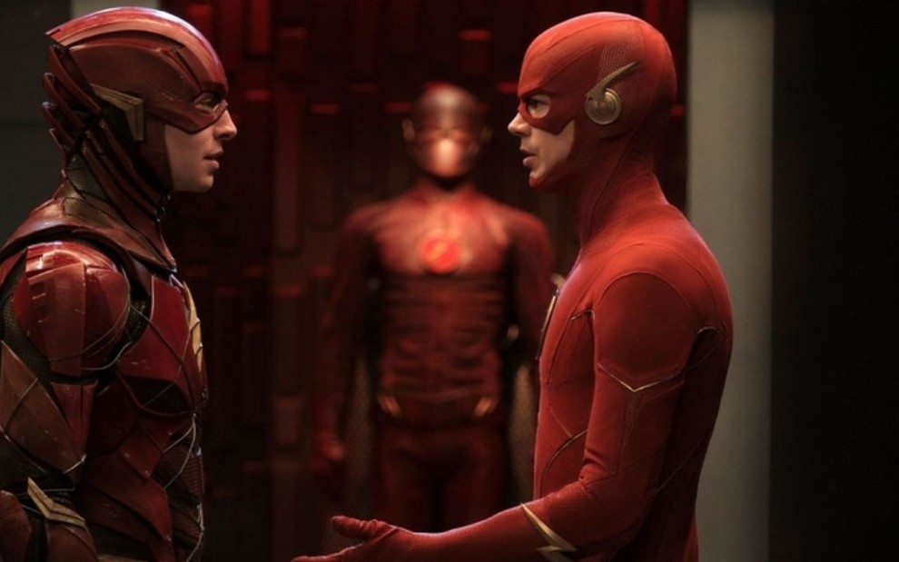 Ezra Miller e Grant Gustin em cena de The Flash