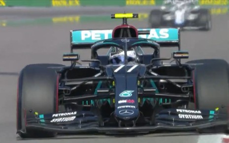 Imagem do carro de corrida de Valtteri Bottas durante o treino livre no GP da Rússia