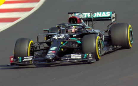 Imagem do carro de corrida de Lewis Hamilton cruzando a linha de chegada durante o GP de Portugal