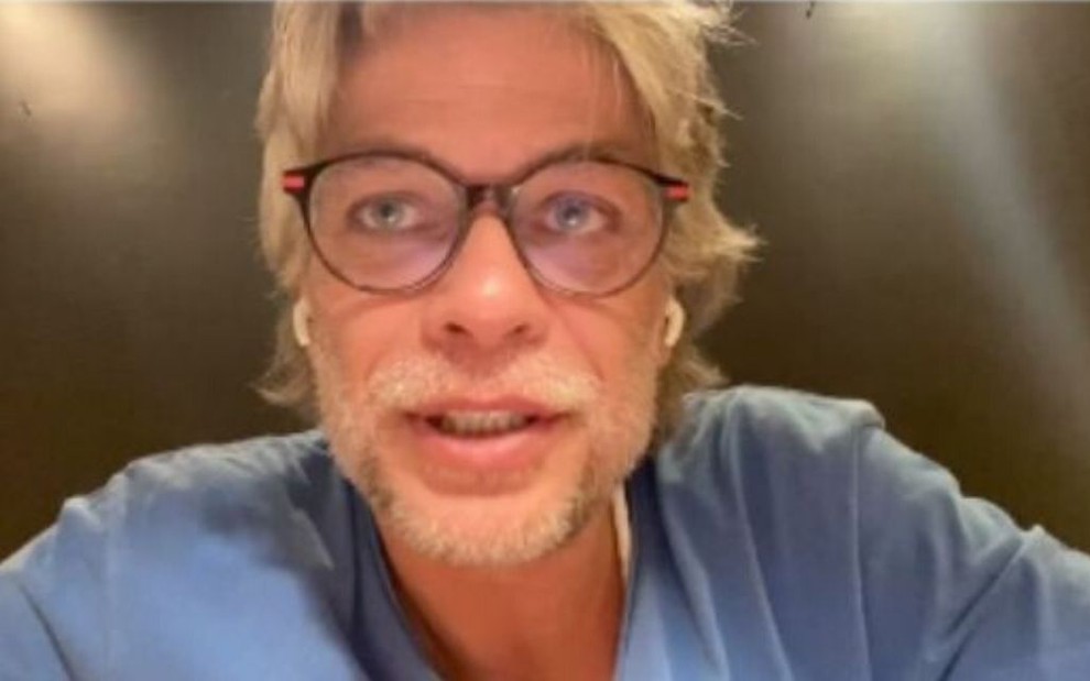 Imagem de Fabio Assunção de óculos e camisa azul em vídeo para seu Instagram