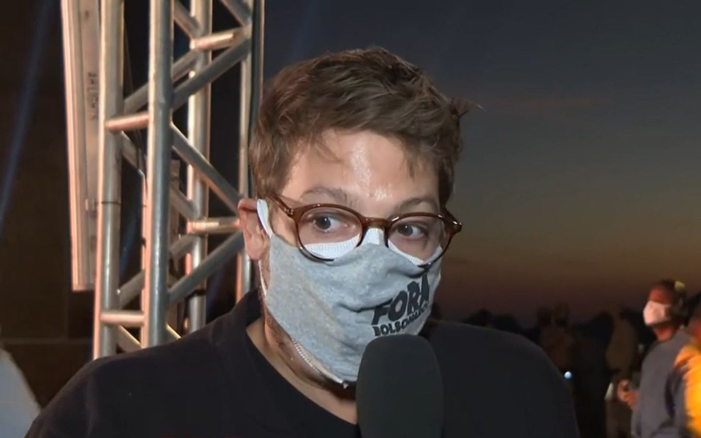 Fábio Porchat, de óculos, usa máscara com inscrição 'Fora Bolsonaro' em missa de sétimo dia de Paulo Gustavo