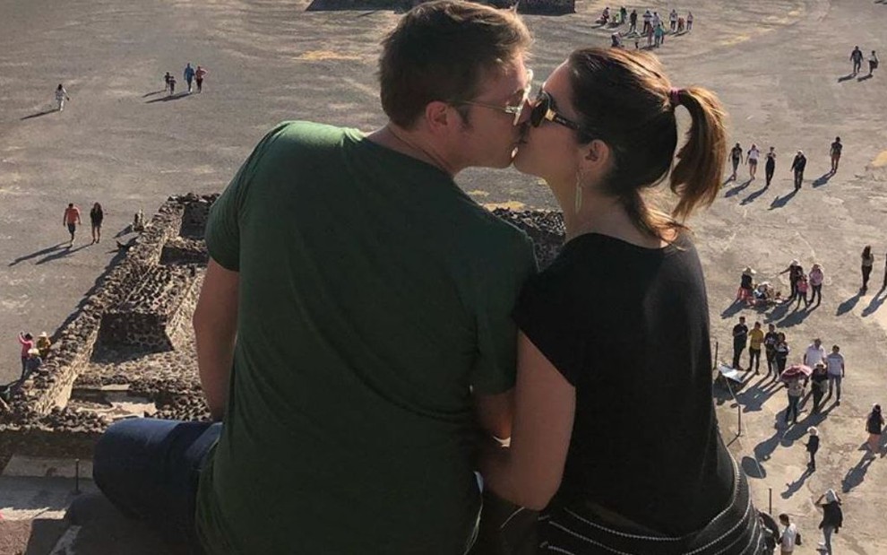 Fábio Porchat beija sua mulher, Nataly Mega, em viagem ao México