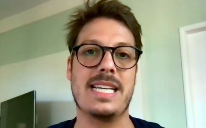 Fábio Porchat de óculos de grau em vídeo chamada no Roda Viva, da TV Cultura