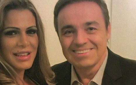 A modelo e ex-Banheira do Gugu Fabiana Andrade ao lado do apresentador Gugu Liberato em foto publicada nas redes sociais 