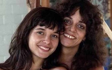 A atriz Daniella Perez com a mãe, Gloria Perez, em foto publicada no Facebook