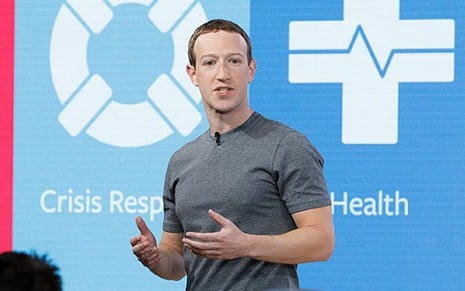 CEO do Facebook, Mark Zuckenberg em evento de 2017: de camiseta cinza, o homem olha para a plateia de sua palestra
