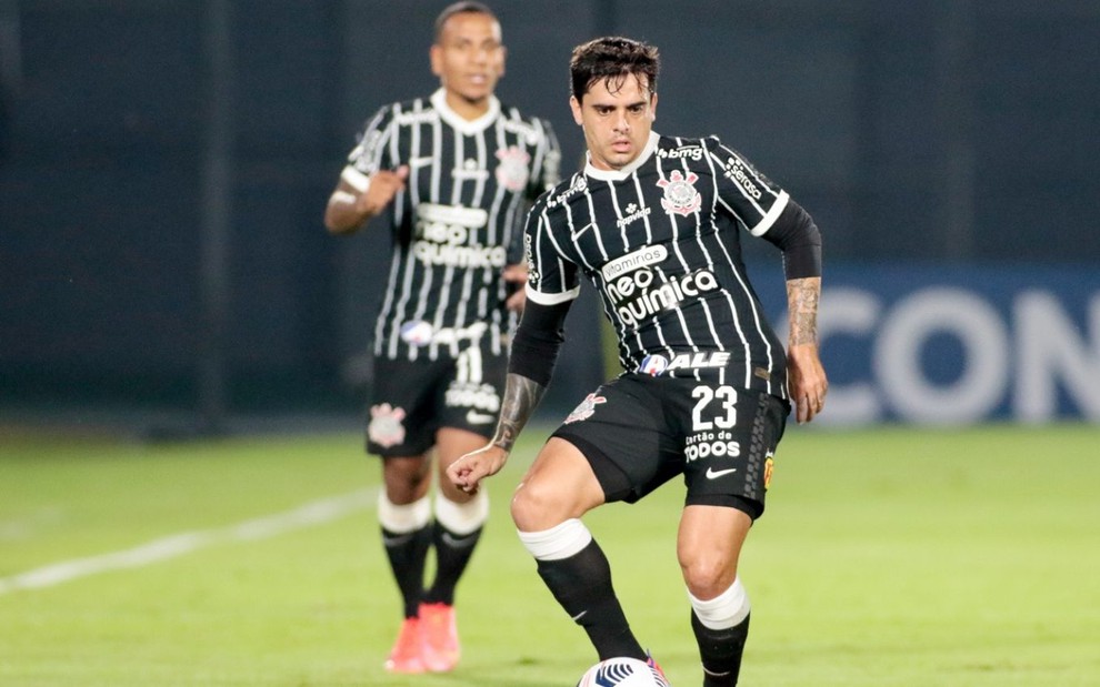 Fagner com a bola em jogo do Corinthians com o meio-campista Otero atrás