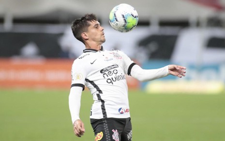 O jogador do Corinthians, Fagner, em lance no campo vestido com o uniforme do time nas cores branco e preto