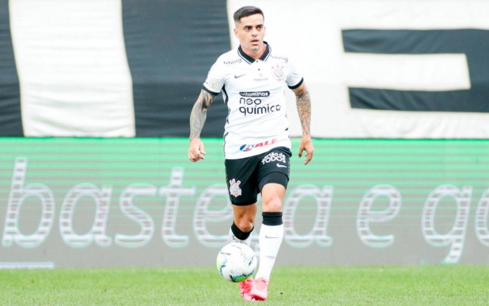 O jogador do Corinthians Fagner em lance no campo vestido com o uniforme do time nas cores branco e preto