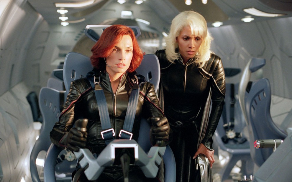 Famke Janssen como Jean Grey e Halle Berry como Tempestade em cena de X-Men 2
