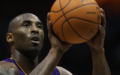Imagem de Kobe Bryant segurando uma bola de basquete
