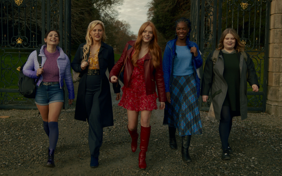 Cinco meninas adolescentes caminham lado a lado em imagem de divulgação de Fate: The Winx Saga
