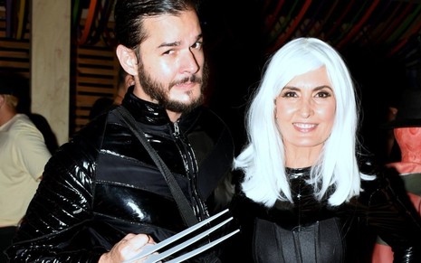 Fátima Bernardes e o namorado, Túlio Gadelha, fantasiados de personagens de X-Men em baile de Carnaval