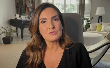 Fátima Bernardes no meio da sala de sua casa, em vídeo chamada com Pedro Bial