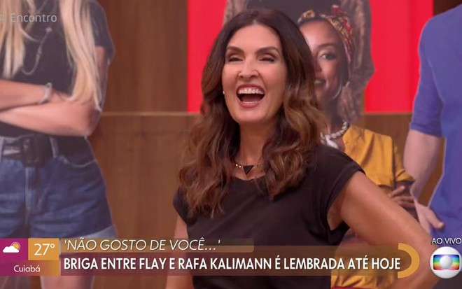 Fátima Bernardes gargalhando no palco do Encontro