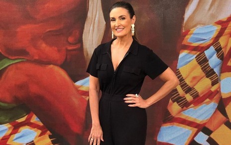 Fátima Bernardes, de vestido preto, com a mão na cintura, em foto no Instagram