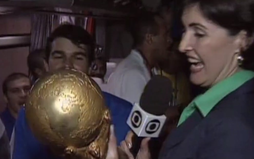 Fátima Bernardes tocou a taça da Copa do Mundo no ônibus da Seleção após a final de 2002