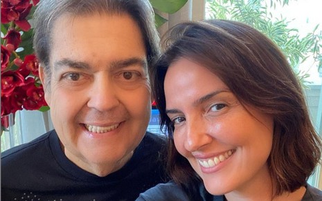 Faustão ao lado de sua mulher, Luciana Cardoso, em selfie