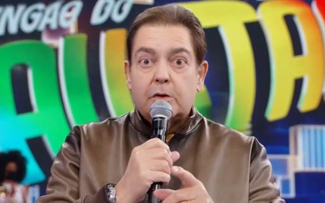 Fausto Silva com olhos arregalados no palco do Domingão