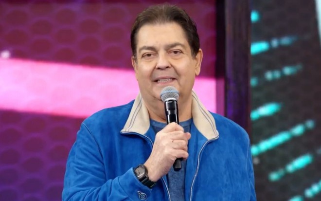 O apresentador Fausto Silva no cenário do Domingão do Faustão, nos estúdios da TV Globo em São Paulo