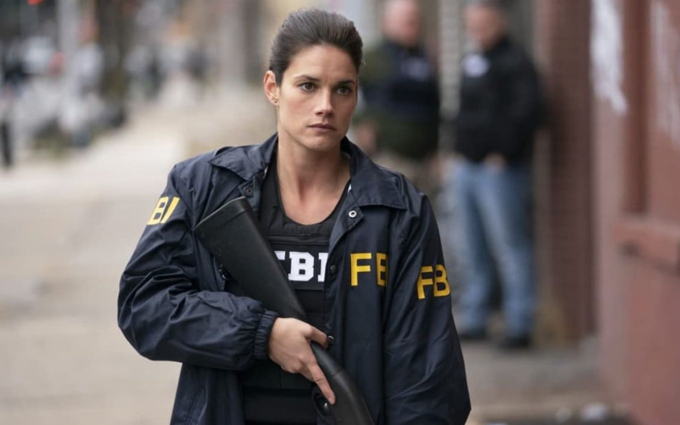 Missy Peregrym com uma arma na mão em cena da série FBI