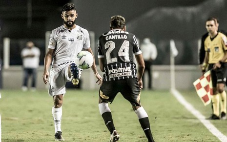 Felipe Jonatan e Cantillo em clássico entre Santos e Corinthians