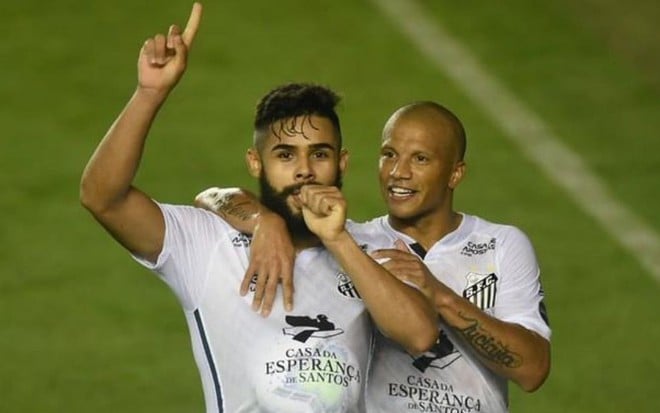 Imagem mostra Felipe Jonatan e Carlos Sánchez celebrando gol pelo Santos em jogo do Brasileirão