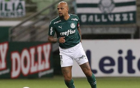 Imagem retrata o jogador Felipe Melo, capitão do Palmeiras, com a bola 
