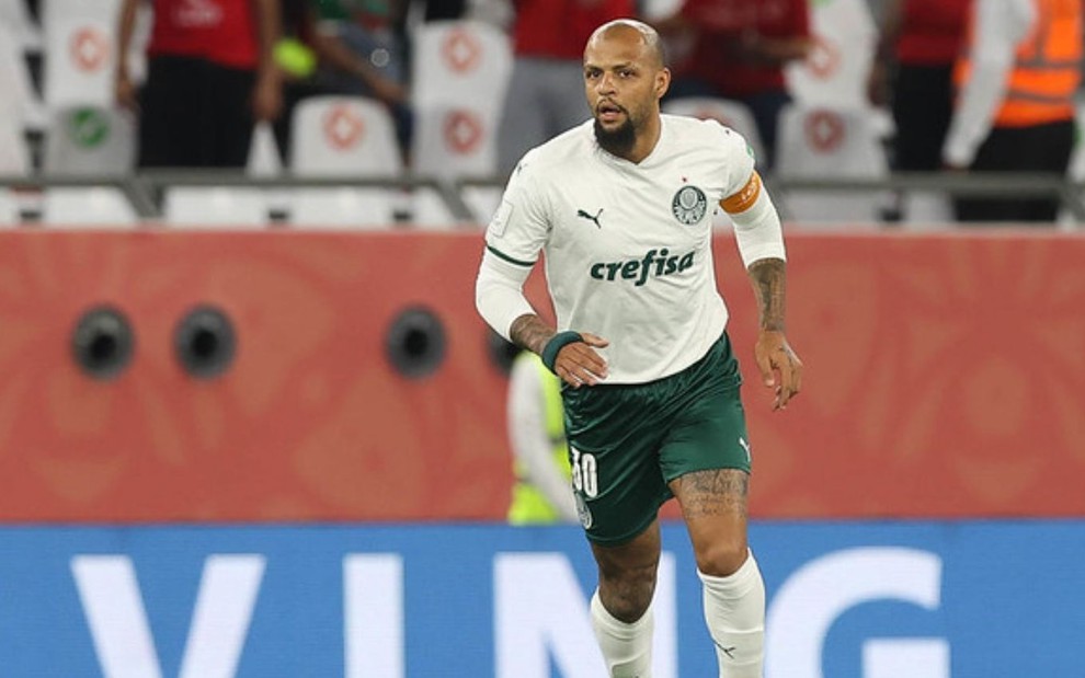 O atleta Felipe Melo corre em campo em ação pelo time Palmeiras no Mundial de Clubes