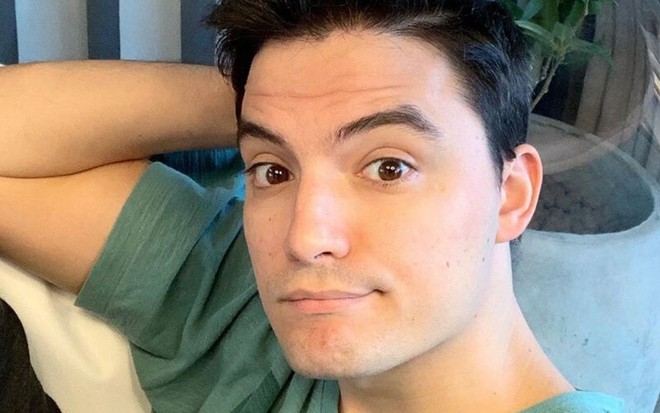 O influenciador Felipe Neto olha para a câmera em selfie publicada no Instagram
