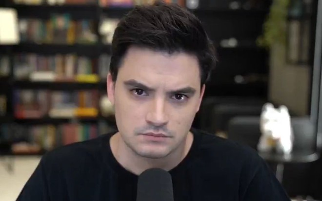De preto, Felipe Neto olha para a câmera em vídeo publicado no Twitter