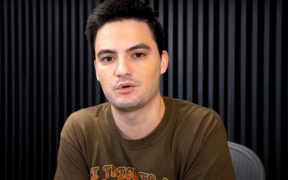 Imagem de Felipe Neto usando uma camiseta marrom em vídeo de seu canal no YouTube