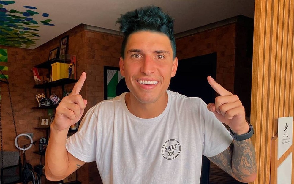 Felipe Prior em foto publicada no Instagram, de camiseta branca e cabelo azul