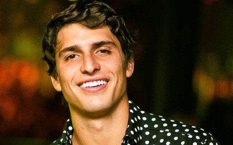 Felipe Prior em foto no Instagram, sorrindo, de camisa poá