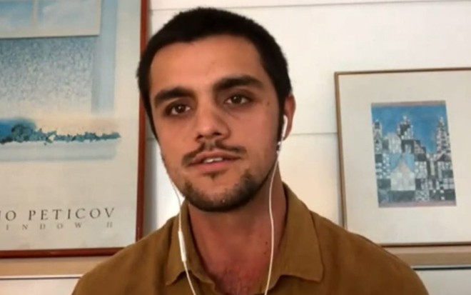 O ator Felipe Simas durante transmissão ao vivo no programa Encontro com Fátima Bernardes nesta segunda (20), na Globo