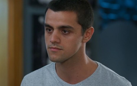 O ator Felipe Simas com expressão séria em cena como Téo de Salve-se Quem Puder, da Globo
