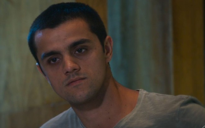 O ator Felipe Simas com expressão séria em cena como Téo de Salve-se Quem Puder, da Globo