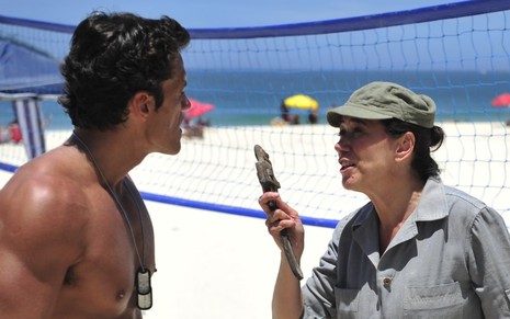 Na praia, Carlos Machado (Ferdinand) encara Lilia Cabral (Griselda), que o ameaça com uma chave inglesa